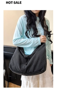 Modische, übergroße Hobo-Tasche aus gewaschenem schwarzem Denim im lässigen Streetstyle