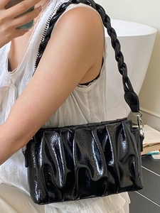 Sac à bandoulière plissé noir brillant avec bandoulière tissée épaisse en selfie miroir