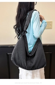 Mannequin portant un grand sac hobo en denim gris foncé pour un style mode décontracté