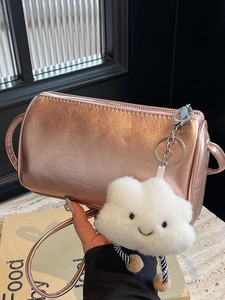 Damen Metallic PU Leder Zylindrische Umhängetasche Mit Süßem Wolkenanhänger Glänzende Barrel Pillow Bag Für Tägliche Mode Handtasche