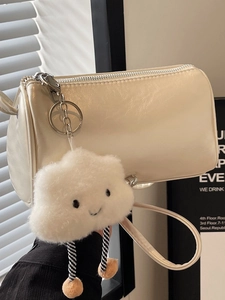 Modische cremeweiße Zylindertasche für Damen mit süßem Plüsch-Wolkenanhänger