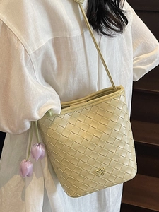 Fashionable woven bucket bag in light green with leather strap and tulip charms