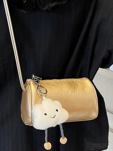 Schicke goldene Zylindertasche mit Metallic-Faltenstruktur und Wolkenanhänger