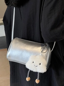 Silberne Zylindertasche aus Metallic-PU-Leder mit süßem Plüsch-Wolkenanhänger