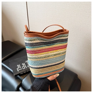 Detail der bunten gewebten Streifen und der braunen Lederpaspel der Beuteltasche