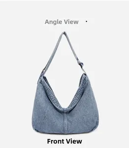 Détail du sac hobo en denim bleu délavé avec bandoulière réglable et boucle métallique