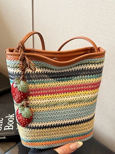 Retro Regenbogen gestreifte Stroh-Eimertasche mit süßen Erdbeer-Anhängern für Sommer