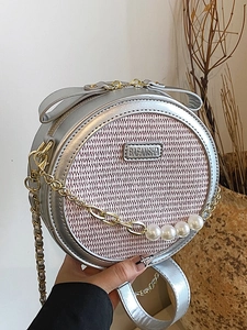 Sac bandoulière rond à chaîne avec perles et panneaux tissés roses et blancs