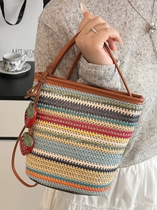 Bunte gewebte Regenbogen-Schultertasche mit Erdbeer-Anhängern und Lederriemen