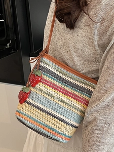 Retro Schultertasche mit Regenbogenstreifen, Erdbeeranhänger und braunem Lederriemen