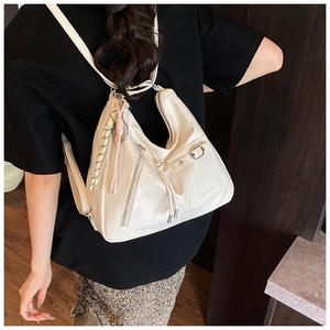 Rückansicht eines weißen Rucksacks aus Kunstleder mit Krokoprägung und Quastenanhänger