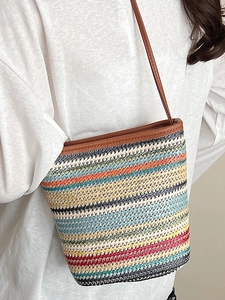 Bunte gewebte Eimertasche mit Regenbogenstreifen und braunem Lederbesatz für den Sommer