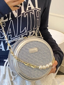 Sac bandoulière rond tressé argenté avec chaîne dorée et grandes perles blanches