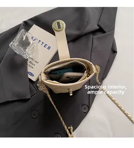Vue détaillée montrant l'intérieur spacieux de ce sac seau tissé beige très élégant