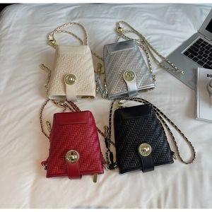 Vue détaillée des sacs seaux tressés en beige, argent, rouge et noir avec fermoirs dorés
