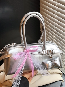 Petit sac Boston argenté avec décoration en dentelle et pendentif en forme de cœur