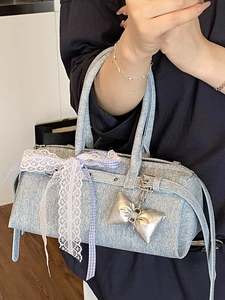 Sac à main en denim bleu clair avec grand nœud en dentelle blanche et pendentif cœur