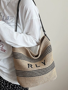 Sac fourre-tout minimaliste en paille avec rayures noires et broderie RLY pour été 2025