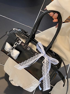 Sac à main chic en cuir verni noir avec nœud argenté et rubans de dentelle bleue aux anses