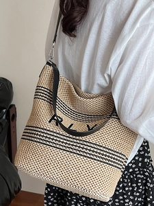 Sac fourre-tout minimaliste en paille beige avec rayures noires pour l'été et la plage