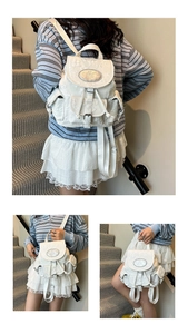 Détail de la texture florale 3D et de la boucle sur ce sac à dos blanc élégant