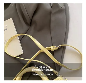 Detail des verstellbaren Schultergurts und der Krokodilleder-Prägung an der Handtasche