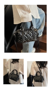 Tre viste di una borsa boston trapuntata nera con strass scintillanti e borchie argento