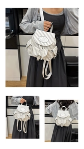 Détail du sac à dos rayé en toile avec cordon de serrage et boucles à rabat chic