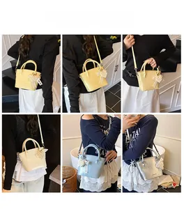 Collage de mini sacs à bandoulière colorés avec breloques cœur en perles et rubans soyeux