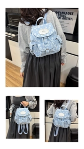 Détail du sac à dos en toile fleurie avec rabat, poche à boucle et bretelles réglables
