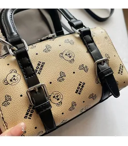 Detailansicht der Boston-Tasche mit Bärenprint und hochwertigem, strukturiertem Leder