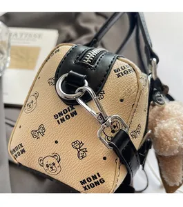 Makro-Detail der Boston-Tasche mit silbernem Karabiner und Lederbesatz-Texturen