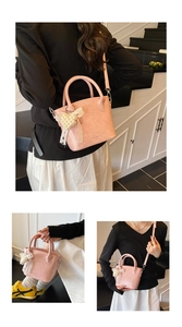 Rosa Handtasche aus Kunstleder mit glänzender Knitteroptik und Perlen-Schleifen-Detail