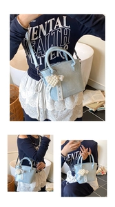 Detail der hellblauen Mini-Tasche mit Perlenherz-Anhänger und Spitzenband-Dekor