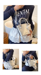 Nahaufnahme der silbernen Mini-Tasche mit Perlen-Schleife und Fashion & YM Logo