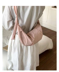 Detailansicht der rosa Nylon-Umhängetasche mit verstellbarem, geknotetem Schultergurt