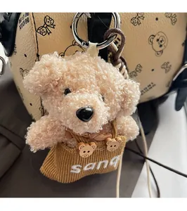 Detailansicht eines niedlichen Plüschbär-Anhängers an einer Boston-Tasche mit Silberverschluss