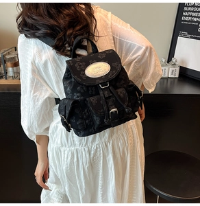 Détail du sac à dos noir avec motifs jacquard ours en 3D et fermoirs métalliques