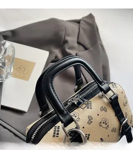 Detailansicht der bedruckten Boston Bag mit zylindrischen Griffen und silbernen Beschlägen