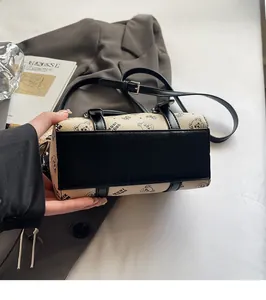 Detailansicht der schwarzen Bodenverstärkung und Bärenmuster auf der Boston Tasche