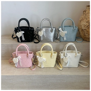 Sechs bunte Mini-Eimertaschen mit Perlenanhängern und Schleifen aus Spitze