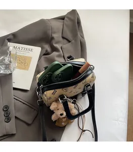 Detailansicht der Boston Bag mit Platz für Handys und Lippenstift sowie Teddy-Anhänger