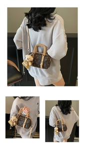 Detail der Boston-Tasche mit Bärendrucken und Plüsch-Anhänger in Modellperspektive