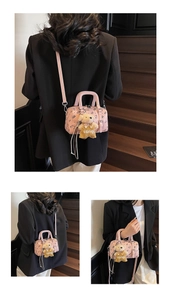 Detail der rosa Boston Tasche mit Bärendruck und einem Plüschbär-Anhänger