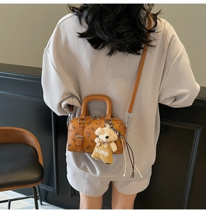 Boston-Tasche mit klassischem Bärendruck, Umhängetasche mit Plüschbären-Detailansicht