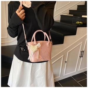 Mini sac rose en cuir PU avec pendentif cœur perlé et nœud en dentelle porté par mannequin