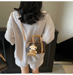 Klassische Boston Bag in Braun mit Logo-Print und niedlichem Teddybär-Anhänger