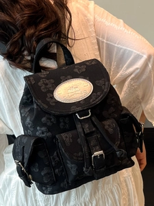 Sac à dos en jacquard noir chic avec texture florale et plaque logo argentée pour femme