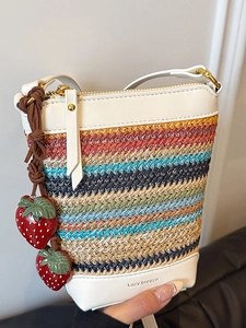 Sac seau tissé à rayures colorées avec breloques fraises et finitions en cuir blanc