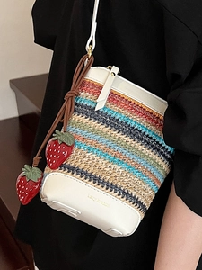 Sac seau tissé arc-en-ciel avec pendentifs fraises et finitions en cuir blanc d'été
